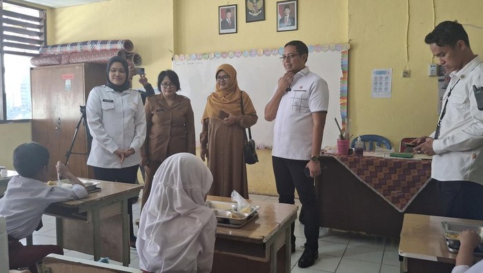 Serba-serbi Hari Pertama Makan Bergizi Gratis 